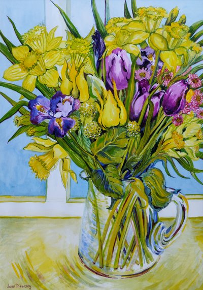 Jonquilles et tulipes dans une cruche en verre près d